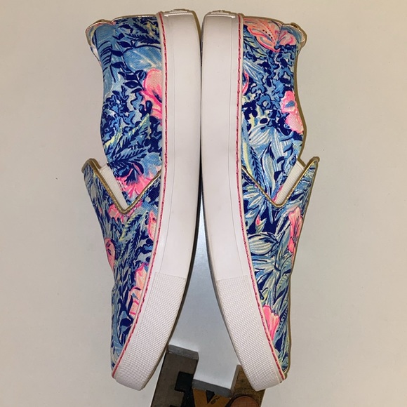 🌴LILLY PULITZER ‘Julie’ Sneaker in Lapis Blue Beach Club Blossoms Print - Picture 12 of 16